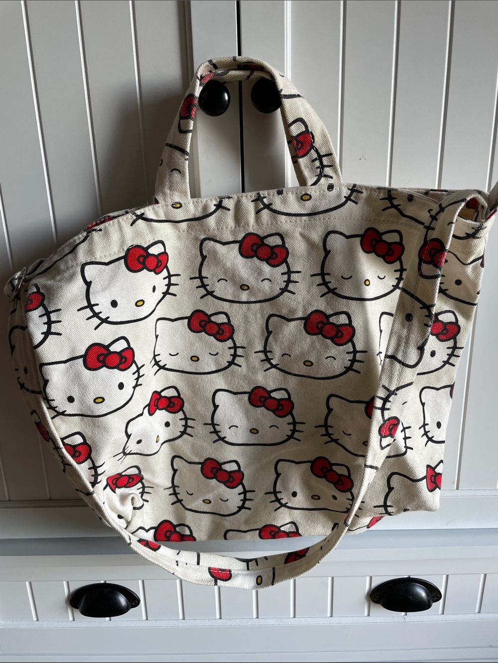 baggu hello kitty horizontal duck bag one small stain